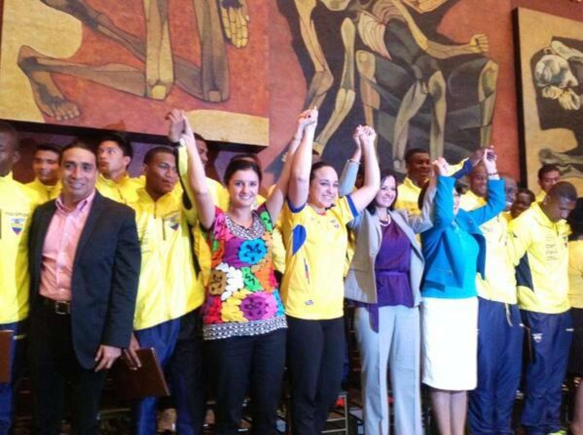 La presidenta de la Asamblea, Gabriela Rivadeneira (c), levant&oacute; las manos junto a los jugadores en la despedida. Foto: Tomada de @alvaradorosana