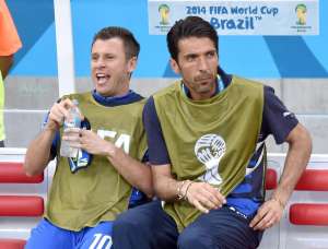 Gianluigi Buffon (d.) podr&iacute;a estar totalmente recuperado para el &uacute;ltimo partido de la fase de grupos ante Uruguay. Foto: Agencias