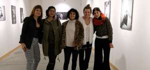 Clotilde Richalet (cuarta de izq. a a der.) con su equipo de trabajo en Quito, durante la inauguraci&oacute;n de su exposici&oacute;n fotogr&aacute;fica 82 Women by a Woman: Portraits of South American Cinema&rdquo;.