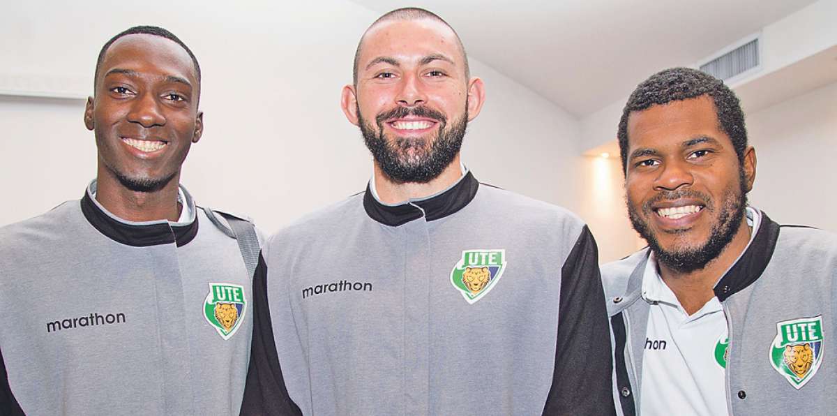 Jhon Ante, el norteamericano Benjamin Puckett y el venezolano Jes&uacute;s Centeno, jugadores del campe&oacute;n local. Foto: MARIO EGAS / EL TEL&Eacute;GRAFO