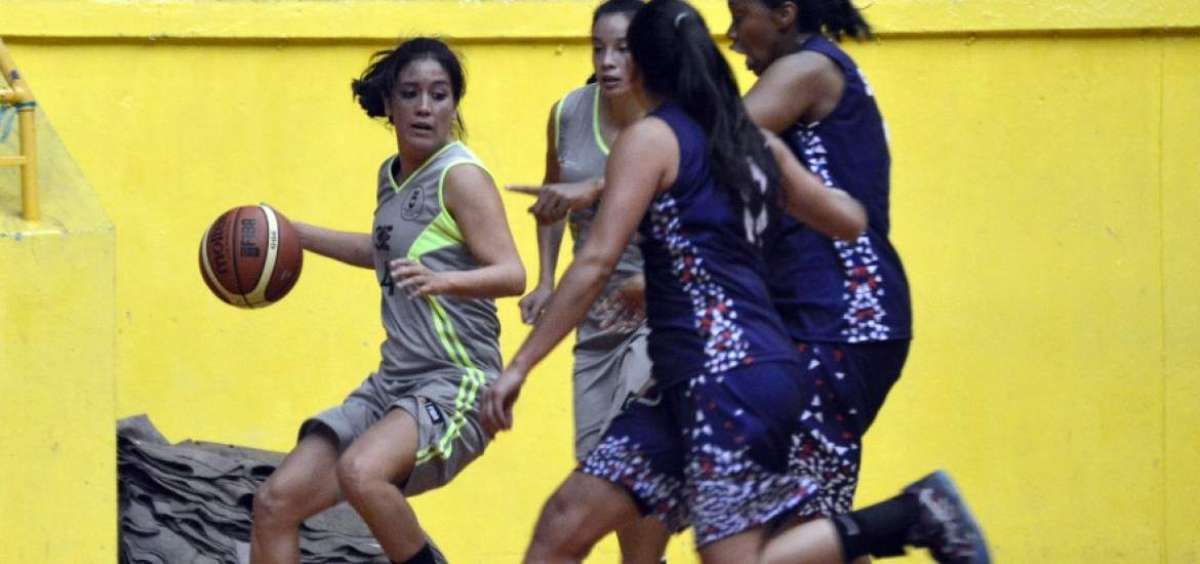 En el coliseo Jefferson P&eacute;rez se jug&oacute; el partido entre Triple E y Santa Mar&iacute;a por la primera fecha del campeonato nacional de b&aacute;squet femenino.