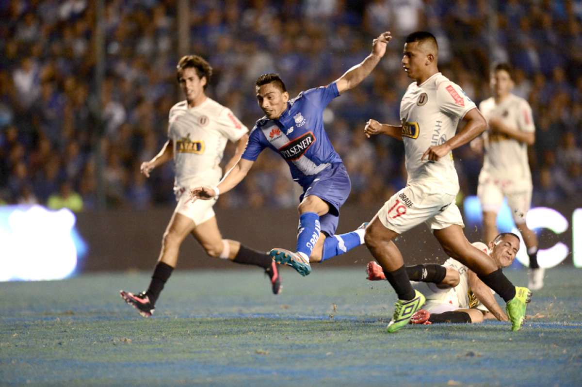 &Aacute;ngel Mena (c) remata la pelota, ante la mirada de los defensas peruanos, durante la victoria 2-0 de Emelec. Foto: Jos&eacute; Mor&aacute;n / El Tel&eacute;grafo