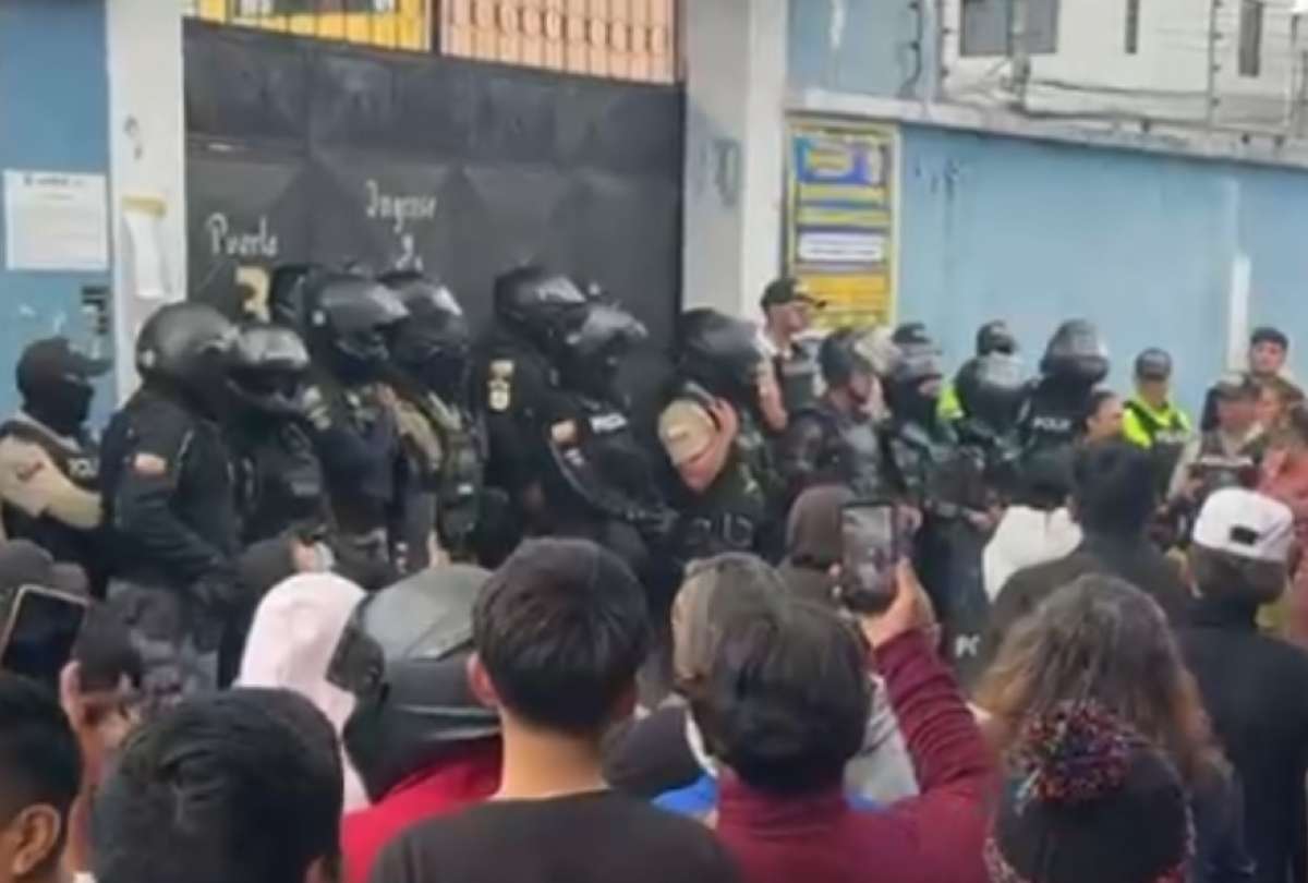 Padre de familia y estudiantes protestan en las afueras de la instituci&oacute;n.