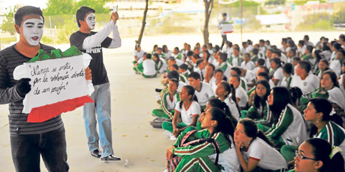 Mediante una dramatizaci&oacute;n, alumnos del Juan Montalvo presentaron el proyecto para erradicar la violencia. Foto: Mario Rodr&iacute;guez / El Tel&eacute;grafo