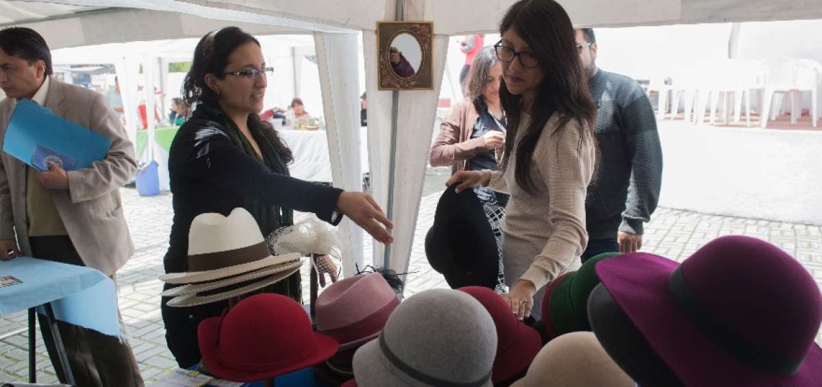 Un intenso inter&eacute;s del p&uacute;blico asistente se apreci&oacute; cuando visit&oacute; los stands de la feria en Quito.