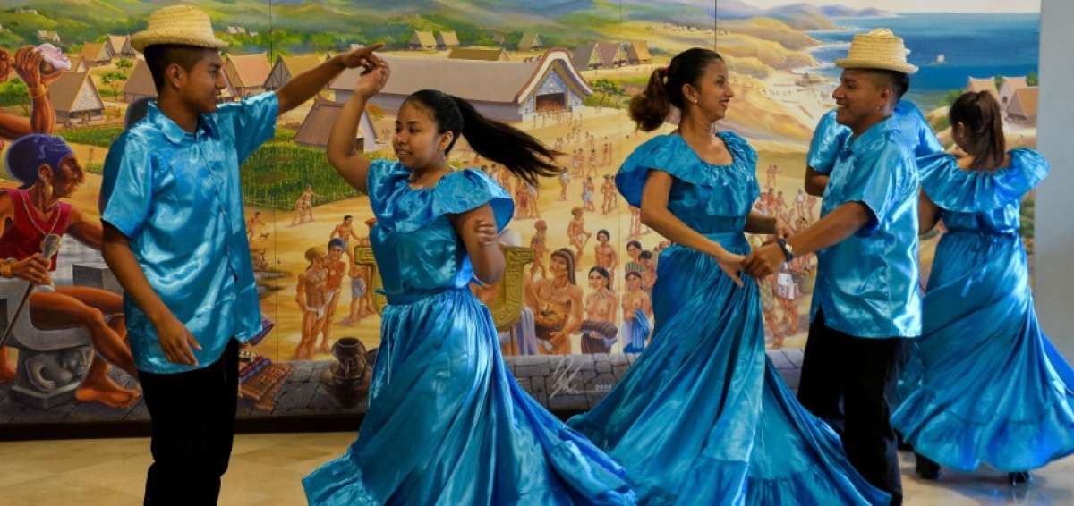 El grupo de danza Arte y Cultura Salinas fue parte del evento de conmemoraci&oacute;n del D&iacute;a del Cholo Ecuatoriano.