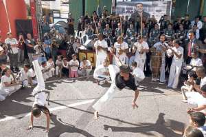 La capoeira, una de las danzas tradicionales de Brasil, tendr&aacute; su espacio en la ceremonia de apertura del certamen en el estadio Arena Corinthians. Foto: EFE.
