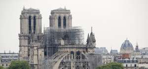 Notre Dame el martes 16 de abril. Al frente se ven los arbotantes, estructuras en medio arco con que se traslada el peso central a un contrafuerte.  