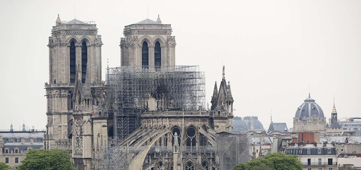 Notre Dame el martes 16 de abril. Al frente se ven los arbotantes, estructuras en medio arco con que se traslada el peso central a un contrafuerte.  