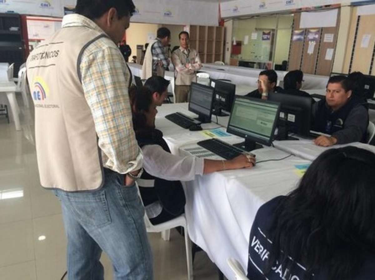 31 graf&oacute;logos participan en el proceso. Foto: CNE