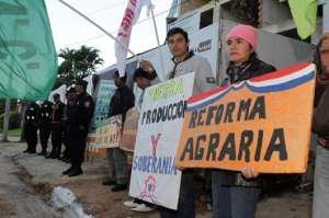 Manifestantes llegaron al centro de convenciones de Asunci&oacute;n, donde se realizar&aacute; la Asamblea de cancilleres de la OEA. Foto: EFE.