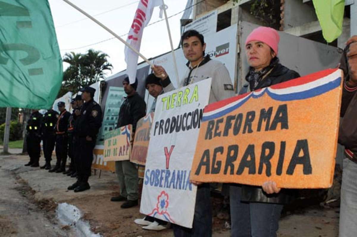 Manifestantes llegaron al centro de convenciones de Asunci&oacute;n, donde se realizar&aacute; la Asamblea de cancilleres de la OEA. Foto: EFE.