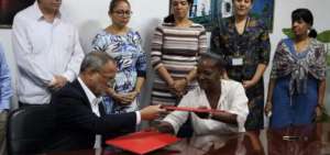 La directora general de CUBAEXPORT, Isabel O'Reilly, y Scott Gilbert, director de Reneo, la compa&ntilde;&iacute;a matriz de COABANA TRADING LLC, firman el convenio.