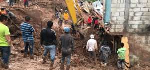  Los efectivos de organismos de socorro se encuentran en las &aacute;reas afectadas buscando sobrevivientes y limpiando las zonas, que seg&uacute;n im&aacute;genes facilitadas por el Municipio, han quedado anegadas de lodo.