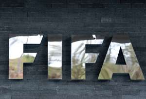 Se observa el logotipo de la FIFA en la sede del organismo antes del sorteo de la repesca para la Copa Mundial de la FIFA.