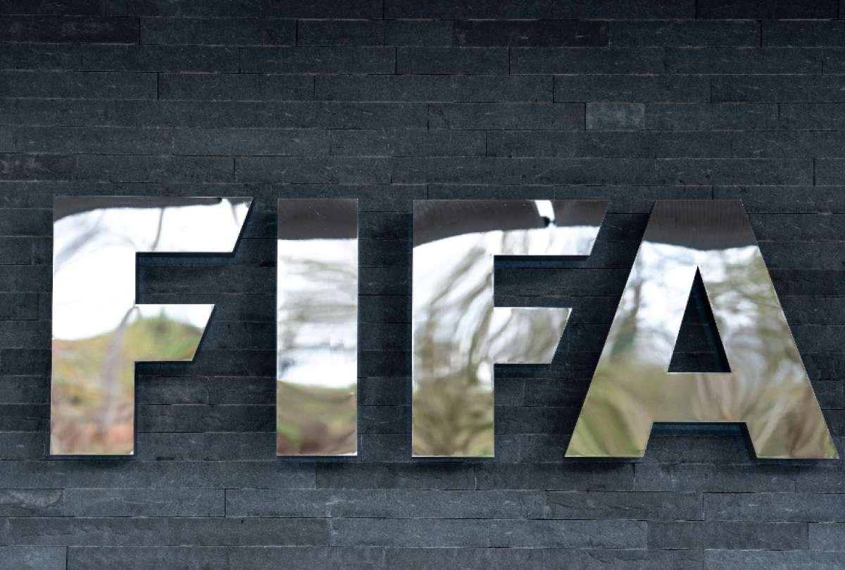 Se observa el logotipo de la FIFA en la sede del organismo antes del sorteo de la repesca para la Copa Mundial de la FIFA.