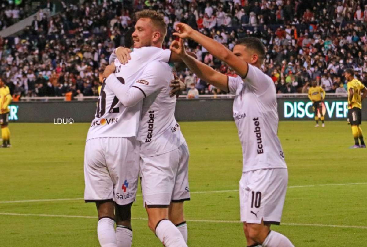 Los jugadores de Liga de Quito celebran su triunfo sobre Barcelona