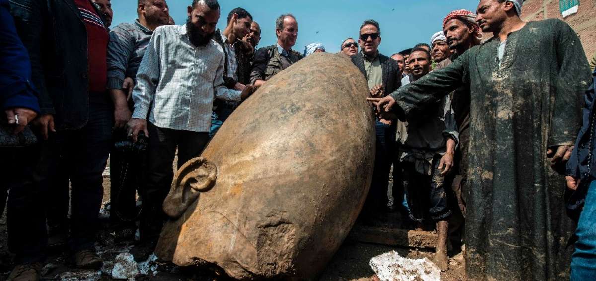 De momento, los expertos han podido recuperar el busto y varios fragmentos de la cabeza de la estatua, que mide 8 metros de altura y est&aacute; hecha de cuarcita.