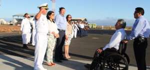 El mandatario a su arribo a Gal&aacute;pagos.