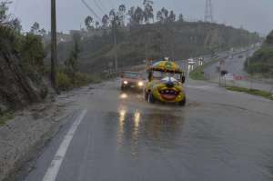 En la avenida Sim&oacute;n Bol&iacute;var se registraron algunas inundaciones por taponamiento de sumideros. Foto: Miguel Jim&eacute;nez/ EL TEL&Eacute;GRAFO