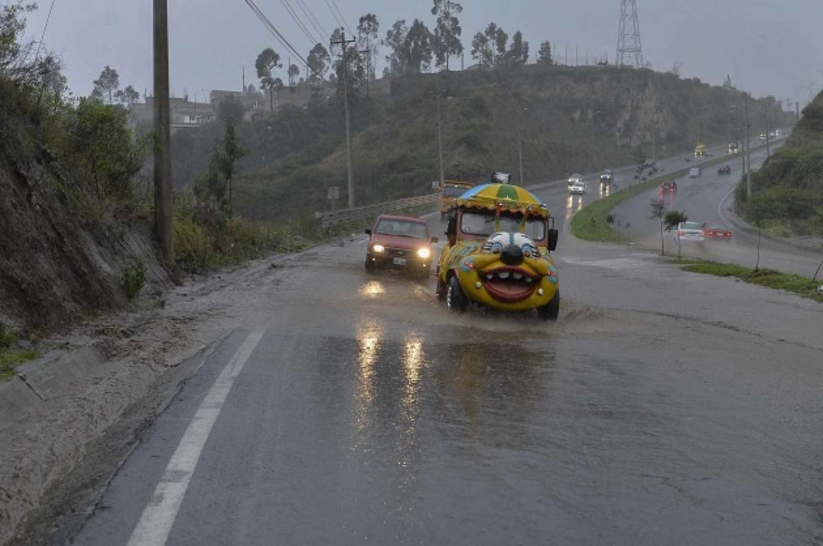 En la avenida Sim&oacute;n Bol&iacute;var se registraron algunas inundaciones por taponamiento de sumideros. Foto: Miguel Jim&eacute;nez/ EL TEL&Eacute;GRAFO