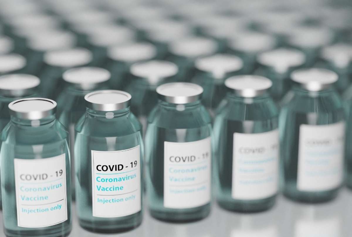 Una cuarta vacuna contra el covid-19 “podría ser necesaria”, dice CEO de Pfizer