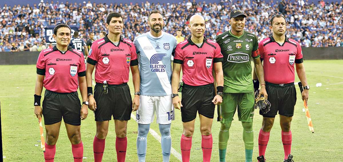 Omar Ponce (3&deg; der.) durante el Cl&aacute;sico del Astillero que se disput&oacute; en el estadio George Capwell, de Guayaquil. 