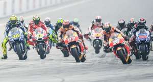 Lorenzo y Pedrosa acusaron a Rossi de poner la pierna contra la moto de M&aacute;rquez cuando intentaba pasarlo. Foto: AFP
