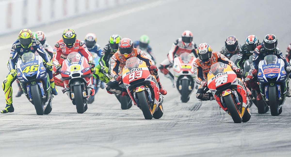 Lorenzo y Pedrosa acusaron a Rossi de poner la pierna contra la moto de M&aacute;rquez cuando intentaba pasarlo. Foto: AFP