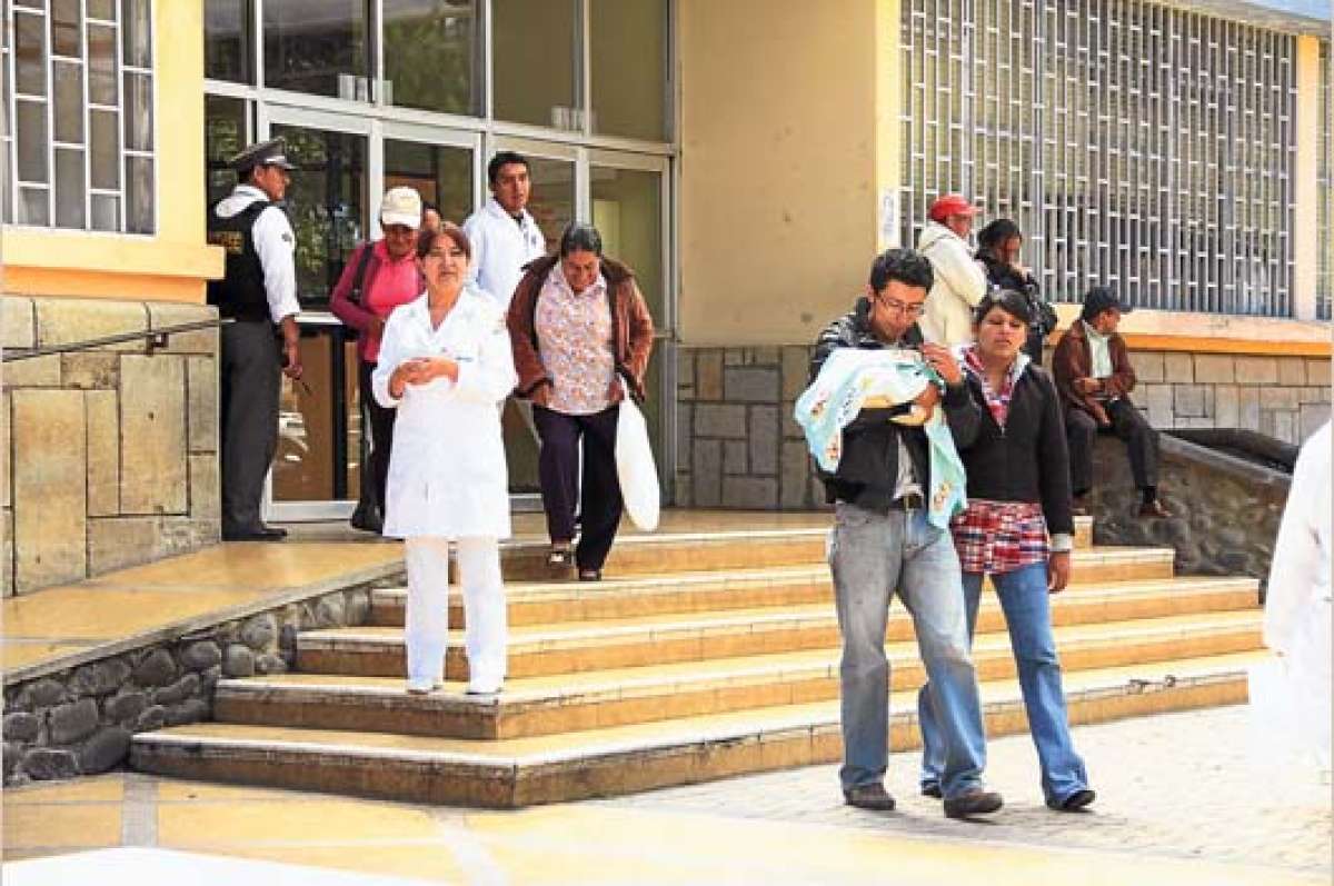El Hospital Regional Vicente Corral Moscoso de Cuenca, diariamente tiene el 90% de su capacidad copada por los pacientes. Foto: Jos&eacute; Luis  Llivisaca 