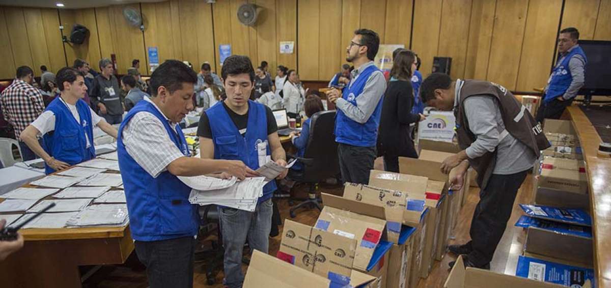 La posibilidad de realizar una consulta popular es respaldada al menos por 15 organizaciones pol&iacute;ticas y sociales. Ellos tambi&eacute;n plantean temas al Ejecutivo.