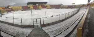 Estadio del Aucas qued&oacute; cubierto de granizo, la tarde de este viernes. Foto: Cortes&iacute;a