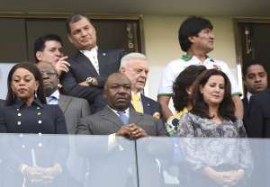 Rafael Correa (arriba) habl&oacute; durante 45 minutos con Diego Maradona y el periodista V&iacute;ctor Hugo Morales. Foto: AFP