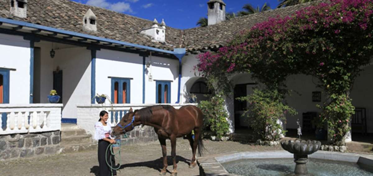La Hacienda Pinsaqui, ubicada al pie del volc&aacute;n Imbabura, es un atractivo tur&iacute;stico de la zona por su ambiente patrimonial.