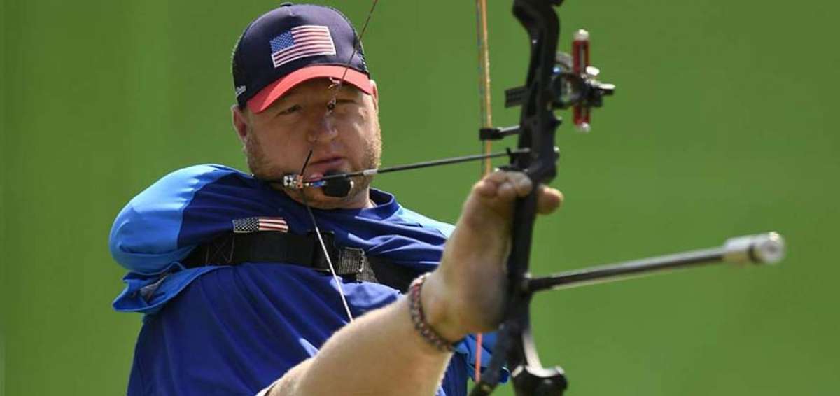 Matt Stutzman le da al blanco con los pies