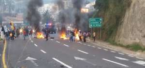 Encapuchados de CREO cerraron el ingreso al t&uacute;nel Guayasam&iacute;n y redondel de El Condado
