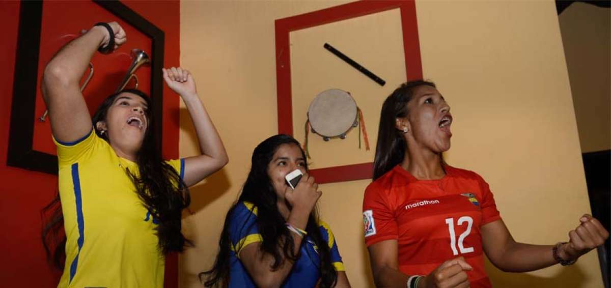 &Aacute;mbar Torres (iz.), su hermana Joyce (c.) e Irene Tobar celebran el primer gol de la selecci&oacute;n ecuatoriana, en un caf&eacute; al norte de Guayaquil.