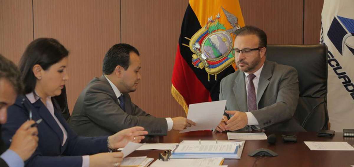 Mauricio Samaniego (derecha), gerente de Comercio Internacional de Petroecuador, verific&oacute; las ofertas.