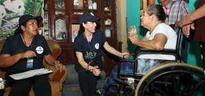 Roc&iacute;o de Moreno (en el centro) y brigadistas de la Misi&oacute;n Las Manuelas visitaron a mujeres con discapacidad en Cuenca. A ellas se les increment&oacute; la pensi&oacute;n asistencial.