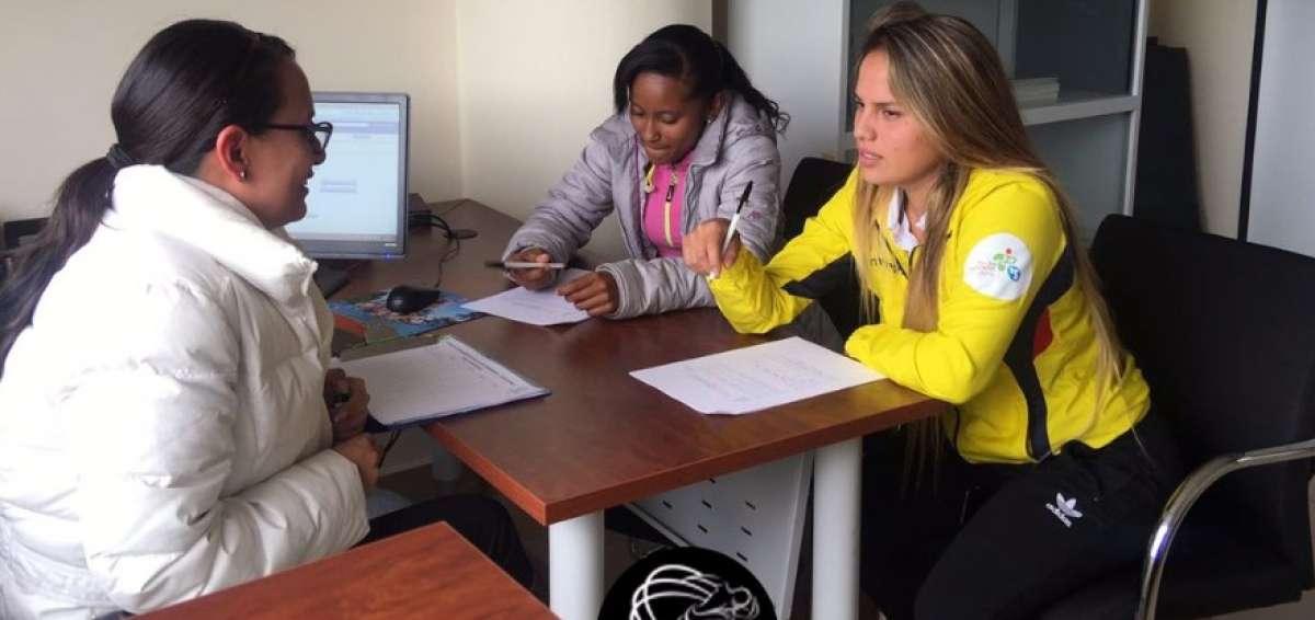 Las bicicrosistas Dom&eacute;nica Azuero y Karla Carrera se realizaron evaluaciones en el CEAR de Cuenca.
