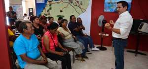 Esteban Salazar, coach de ventas, ense&ntilde;a a los comerciantes t&eacute;cnicas de atenci&oacute;n al cliente.