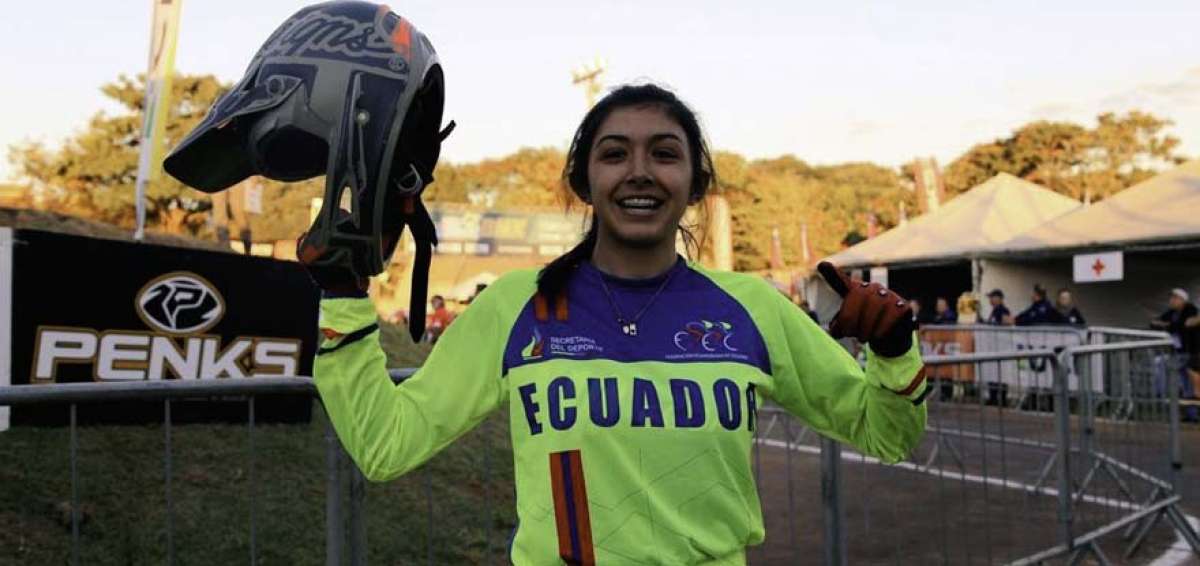 La ciclista ecuatoriana Romina Miranda celebra la obtenci&oacute;n de la medalla de oro en la categor&iacute;a j&uacute;nior, del Panamericano de Brasil. 