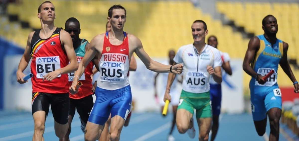 Anton Kokorin (centro) gan&oacute; medalla de bronce en los relevos de 4X400 metros en los Juegos Ol&iacute;mpicos de 2008.