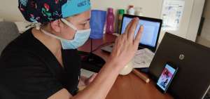El Hospital del D&iacute;a de Sangolqu&iacute;, en el Valle de los Chillos, genera videos para que sus pacientes de rehabilitaci&oacute;n f&iacute;sica contin&uacute;en con su terapia desde la casa.