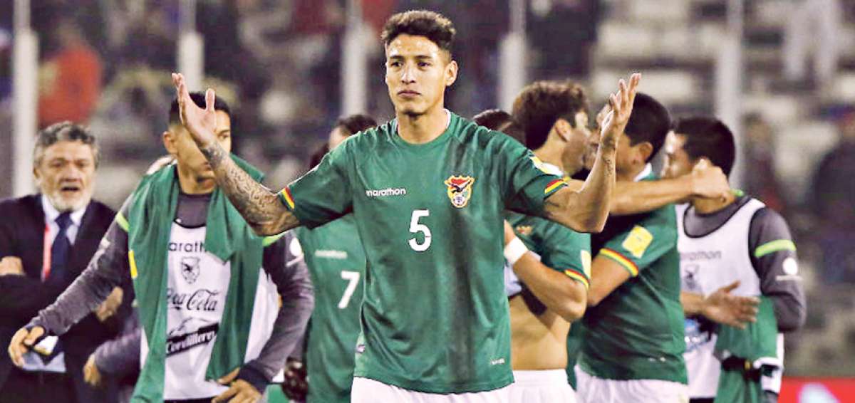 Nelson Cabrera durante la victoria 2-0 ante Per&uacute; en La Paz. El jugador particip&oacute; en la Copa Am&eacute;rica Centenario.