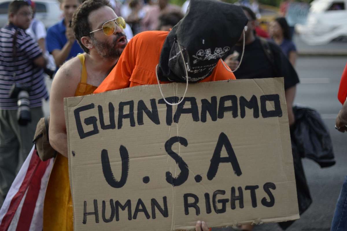 Activistas por los Derechos Humanos muestran carterles que exigen el cierre de la c&aacute;rcel de Guant&aacute;namo por parte del gobierno de Estados Unidos. FOTO: AFP 
