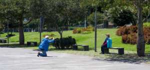 Una pareja de extranjeros &ldquo;aprovech&oacute;&rdquo; la ma&ntilde;ana en La Carolina (Quito).