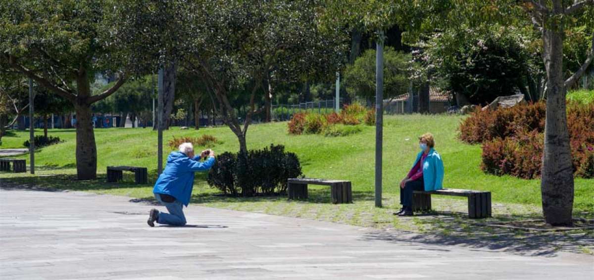 Una pareja de extranjeros &ldquo;aprovech&oacute;&rdquo; la ma&ntilde;ana en La Carolina (Quito).