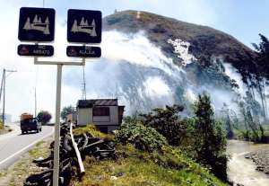 La v&iacute;a Flores, de Ambato, es uno de los sectores m&aacute;s vulnerables a  los incendios durante esta &eacute;poca. Foto: Roberto Ch&aacute;vez/El Tel&eacute;grafo