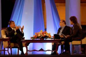 La entrevista se llev&oacute; a cabo por los periodistas, Rafael Cuesta y Pedro Brieger en la Universidad de las Artes (Uniartes) en Guayaquil. Foto: Presidencia
